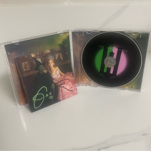 SIGNED Wicked Soundtrack CD Insert Ariana Grande~Cynthia Erivo JSA Autheticated